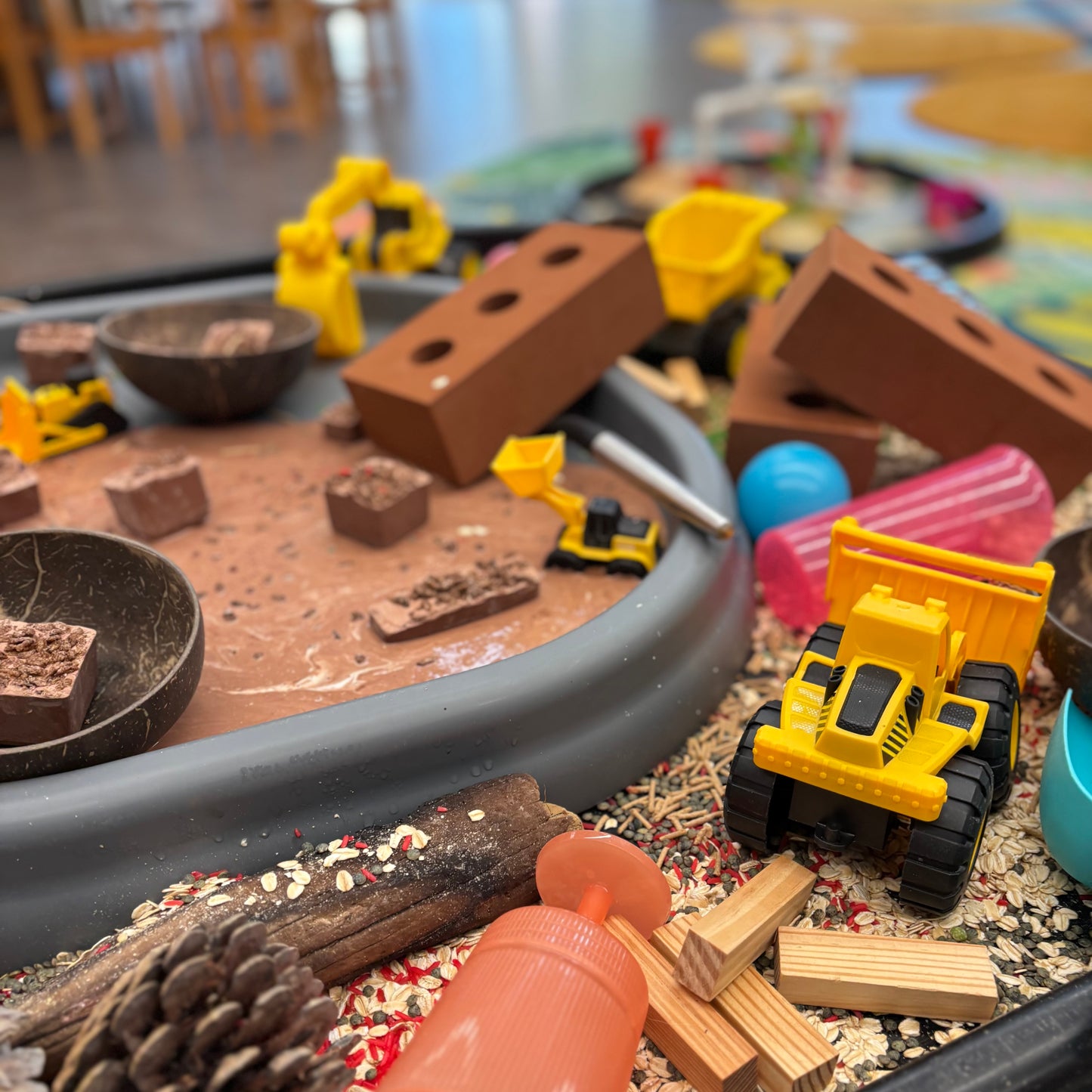 Messy Play - THURSDAY 6 AUGUST - DIGGERS + DINOS